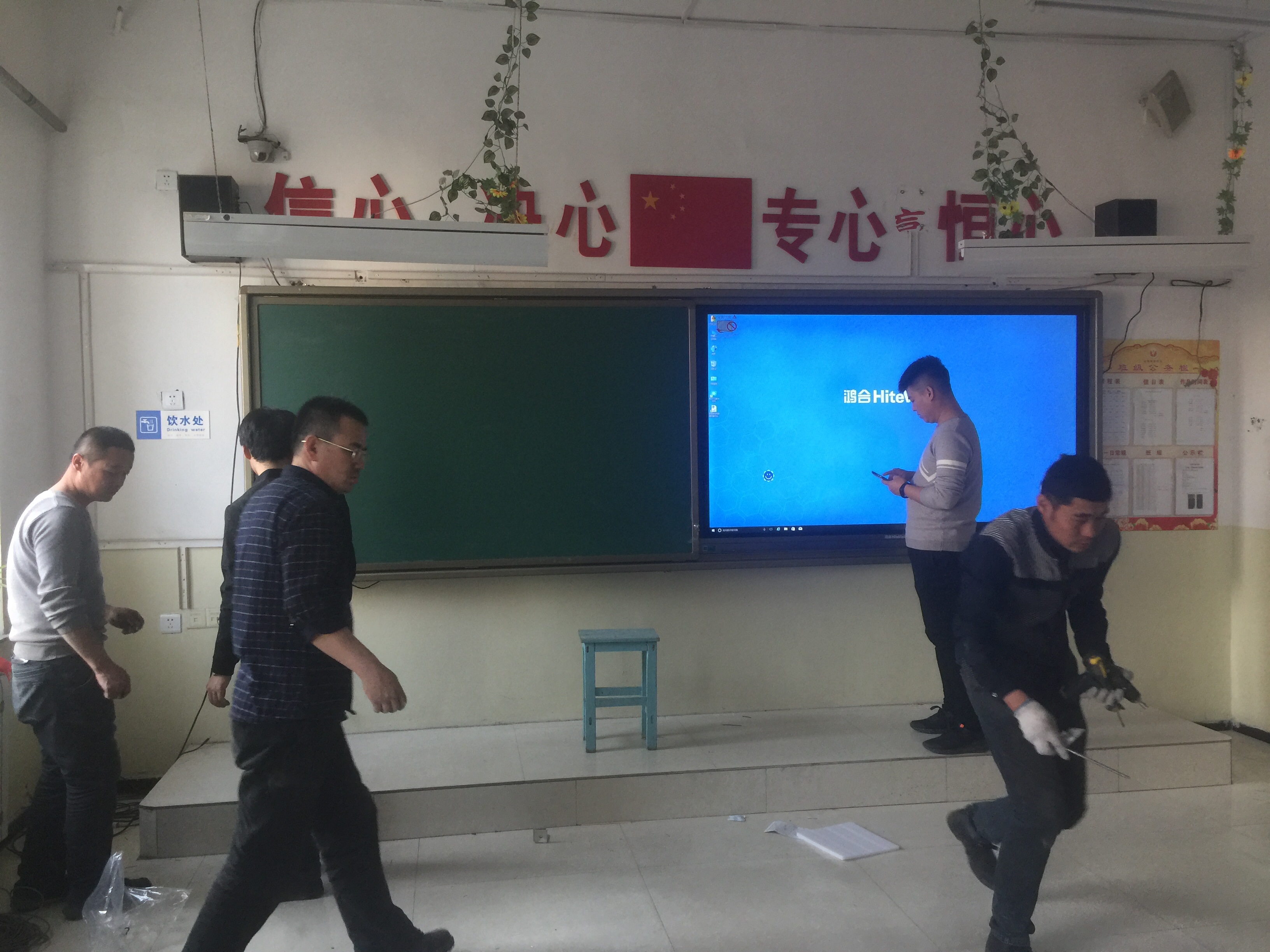 包钢四中鸿合86寸触控大屏安装调试完成